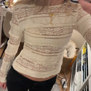 Beige spetsblus från H&M - Säljer denna blus/tröja som är i bra skick från h&m. Säljer pga att den ej kommer till användning.