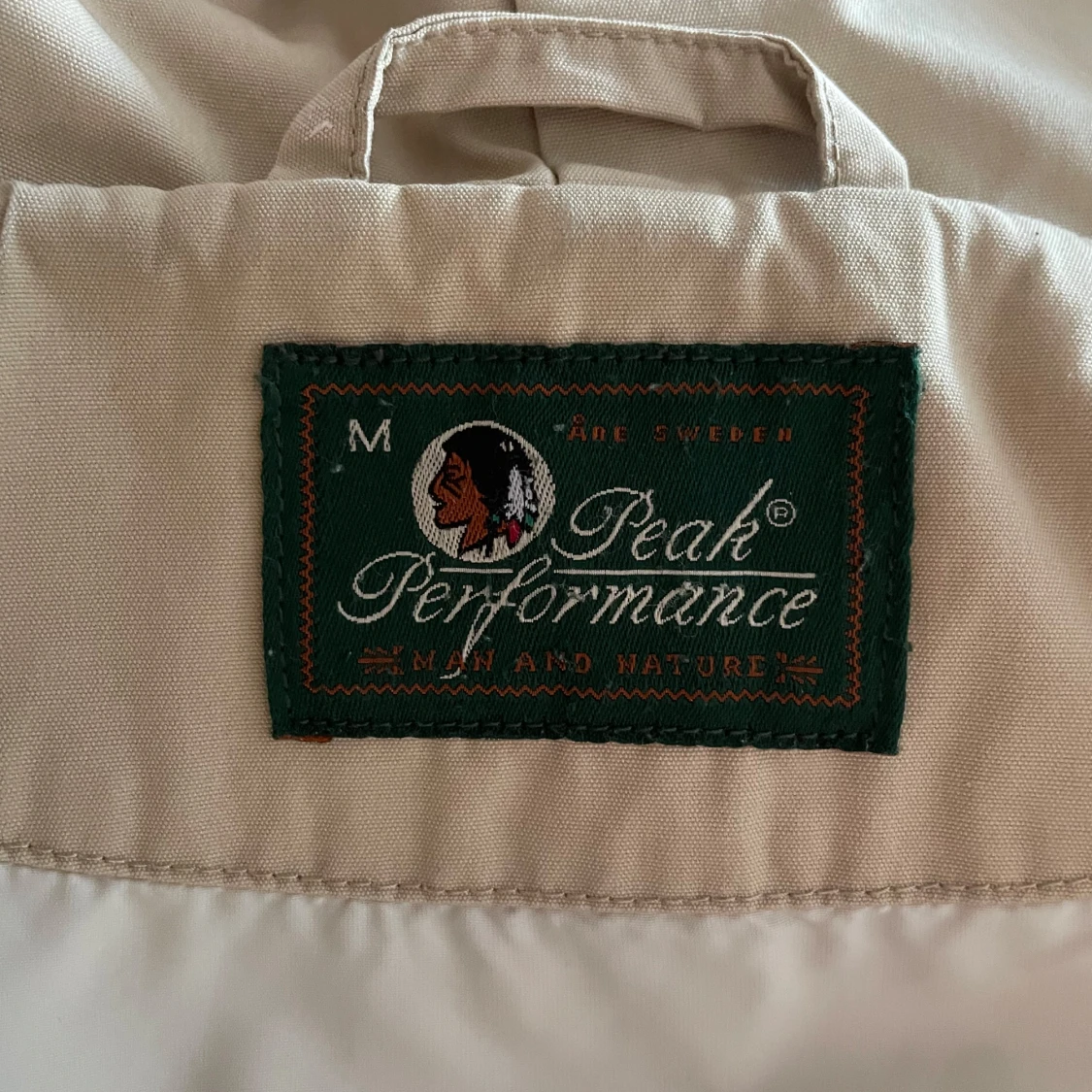 Beige vindjacka från Peak Performance - 92