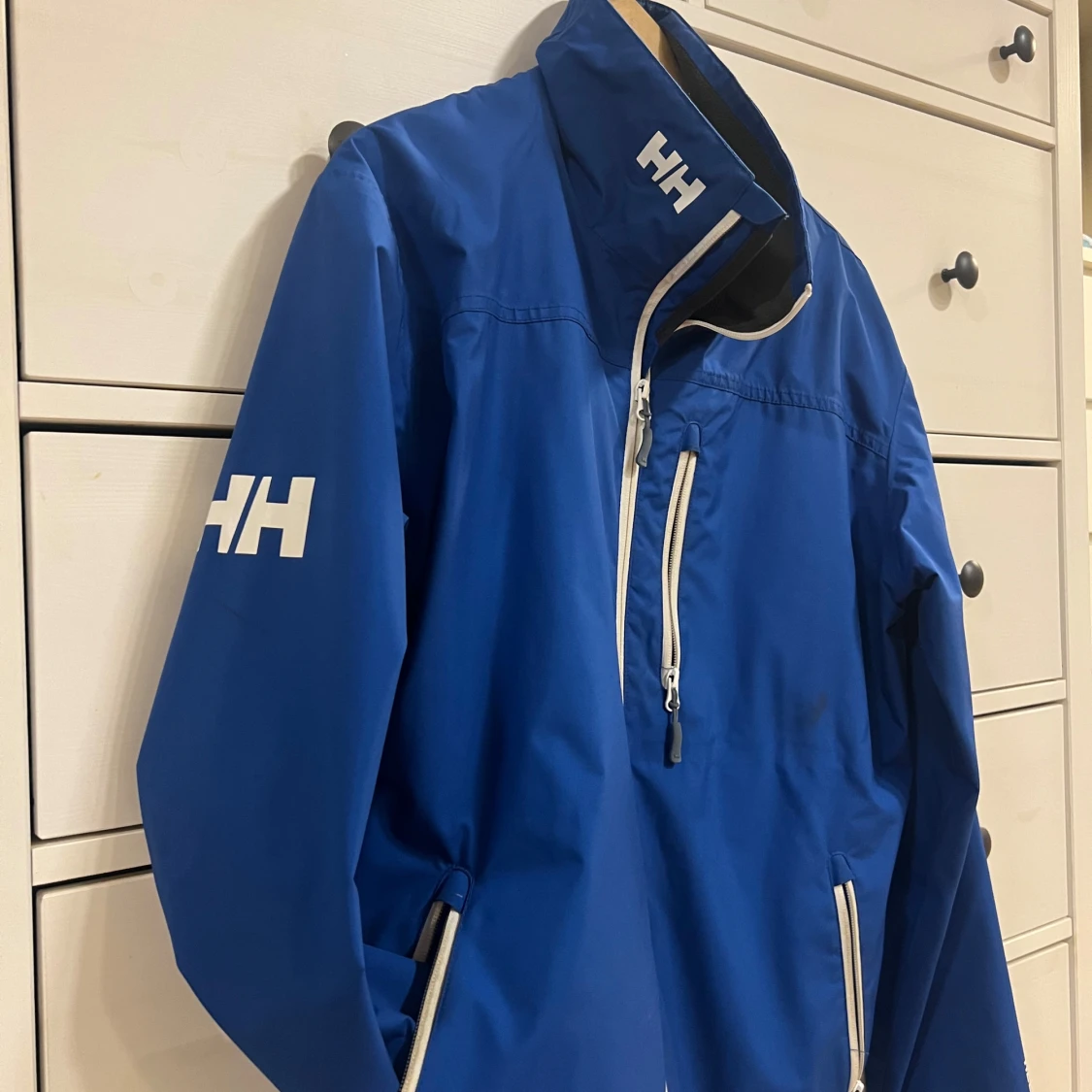 Blå vindjacka från Helly Hansen - 90