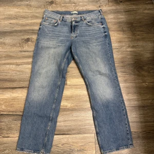 Low waist jeans - Gina Tricot - Säljer ett par klassiska blå jeans från Gina Tricot. De har en rak passform och är tillverkade i denim med en snygg tvätt. Perfekta för en avslappnad stil. De är även lågmidjade!