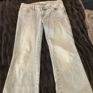 Ljusblå jeans med bootcut - Snygga ljusblå jeans med bootcut-ifrån ✨Gina tricot ✨ i storlek M säljer pga av för långa i längden 💗 väldigt fint skick 