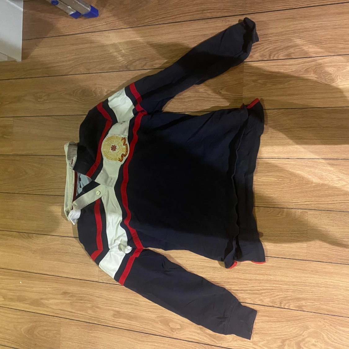 Mörkblå pikétröja från Tommy Hilfiger