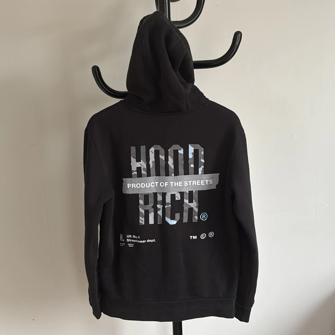 Svart hoodie från Hoodrich - 1
