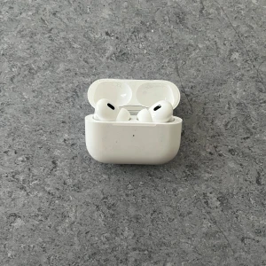 Hörlurar (Bluetooth) - Hörlurar som går att koppla med bluetooth, jättebra ljudkvalité samt sitter perfekt i öronen. Sprillans nya.