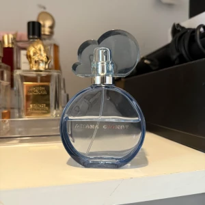 Cloud by Ariana Grande 50 ml  - 50 ml ursprungligen, mängd enligt bild. Saknar molnet till flaskan. 