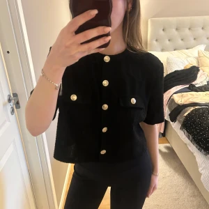 Svart topp med guld - Ny från HM