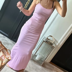 Rosa maxidress - Rosa maxiklänning från design by sí i storlek xs/s