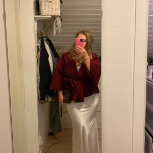 Poncho Blair Missäy - Säljer denna röda poncho blair från missäy, säljer då jag knappt använder den längre❤️