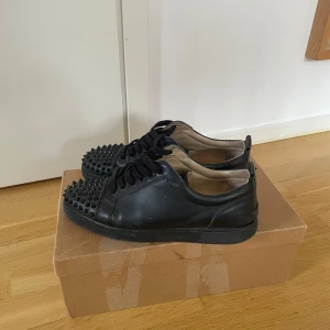 Christian Louboutin skor - Christian Louboutin skor i strl 43. Skorna är i bra skick med vanligt bruksslitage. Inga särskilda defekter finns. Mvh Albin