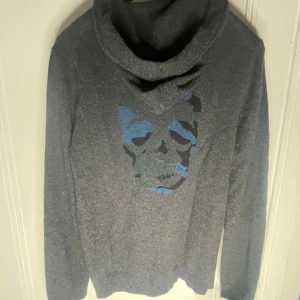 Zadig Voltaire Kashmir helt ny med tags - En av de mest eftertraktade hoodies ifrån Zadig Voltaire | Den är helt ny med prislapp, nypris≈4400kr mitt pris endast 2299 | riktigt fett tryck på eyggan och den är i 30% Kashmir. hör av er vid frågor eller funderingar, hälsningar! 