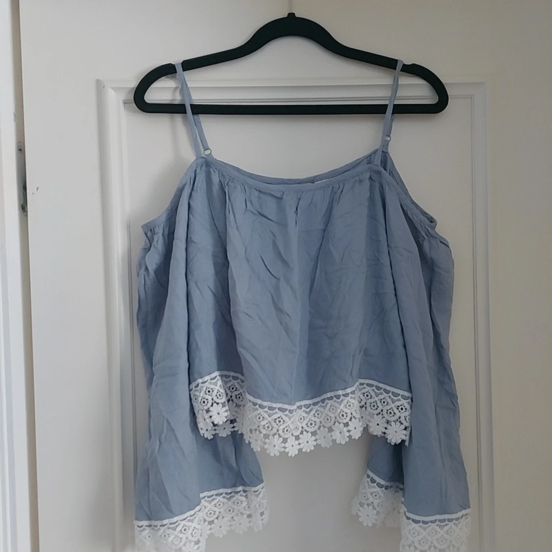 Blå offsholders linnetopp med spetsdetaljer från H&M