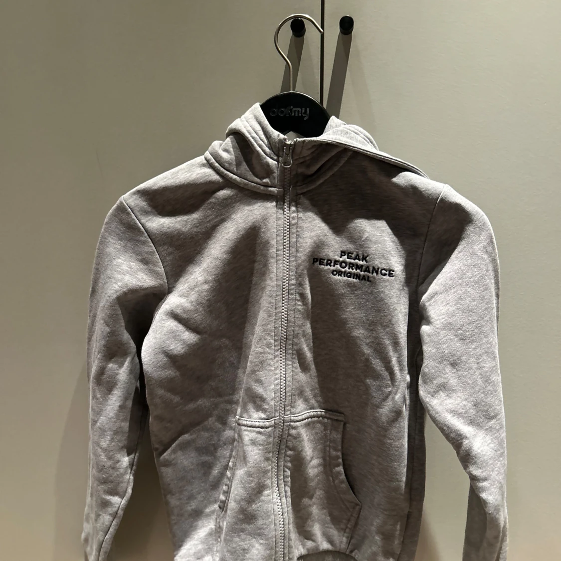 Grå hoodie från Peak Performance - 2