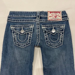 Lågmidjade slim/raka jeans från True Religion🤩 - Tjock stitching❤️midja 39x2 cm, gren 18 cm, innerben 75 cm och benslut 19x2 cm. Obs kortade av förra ägaren så skulle kunna gå att förlänga (inte genom att bara sprätta upp utan söm krävs) Jae 169 o xs-s för referens o sitter bra i midjan!