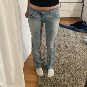 Ljusblå jeans från Hilfiger - Snygga ljusblå jeans från Tommy Hilfiger!! De har en låg midja och raka ben. Detaljer som broderi på bakfickorna gör dem super fina o unika, jätte bra skick och pris kan diskuteras vid snabb affär!🥰