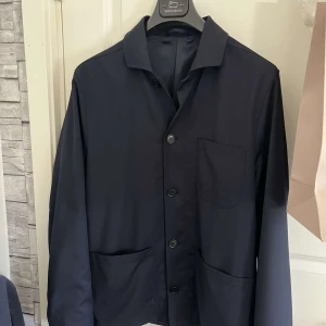 Filippa K Overshirt navy - Säljer denna jätte fina overshirt.  Den har kommit till användning endast 5 gånger därför jag säljer. Storlek M Nypris 3400 ( Se bild 3 )  Vid fler frågor och funderingar tveka inte på att höra av dig. 