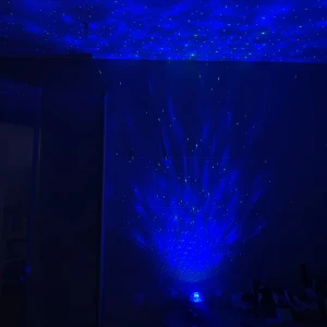 Galaxylampa/stjärnprojektor med inbyggd högtalare  - Säljer en svart stjärnprojektor som skapar en fin stjärnhimmel på väggar och tak. Medföljer en USB sladd men tyvärr ingen adapter eller kontroll. Är inbyggd högtalare så man kan ansluta via Bluetooth! Eftersom den ej har någon kontroll så går det enbart att ha blått ljus. Fungerar felfritt 💙✨