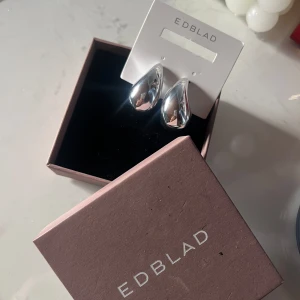 Silverörhängen från Edblad - Snygga droppformade silverörhängen från Edblad. Kommer i original förpackning. Helt nya då ja fick dom i födelsedagspresent för en vecka sen och jag kunde inte med att be om kvittot för att byta dom då de inte var min stil riktigt. Så aldrig testade. De är i sitt nyaste skick. Nypris 399kr❤️