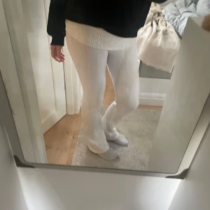 Vita byxor från Gina Tricot - Säljer ett par vita byxor från Gina Tricot. Byxorna har en rak passform och är tillverkade i ett mjukt material. Perfekta för en avslappnad stil.