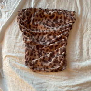 Leopard tubtopp från zara - Snygg leopardmönstrad tubtopp i mjukt material från zara, aldrig använd men köpt på vinted.hittar ej chocker  grejen men ifall den hittas skickar jag med den!