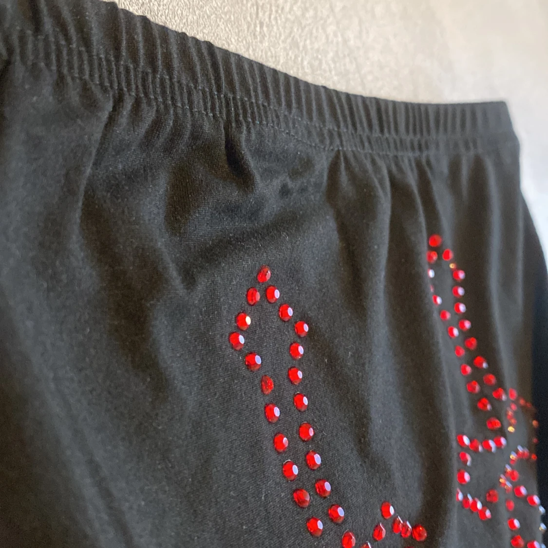 Svart topp med röda kors av diamanter  - 2