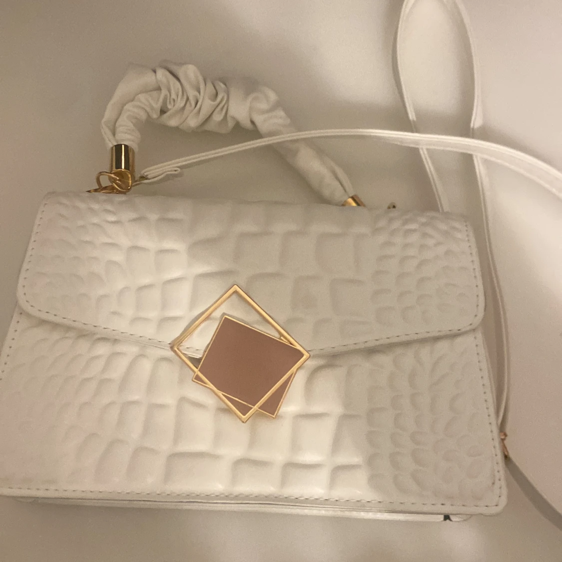 Vit axelväska med geometrisk detalj