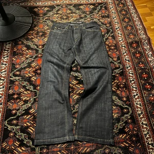 Baggy jeans - Feta och samtidigt stiliga mörkblå jeans med tydliga tyg linjer. De sitter baggy och har vid benöppning, utan att vara för stora i midjan. Märket är Blend. Bara att skriva vid frågor så svarar jag så snabbt jag kan.
