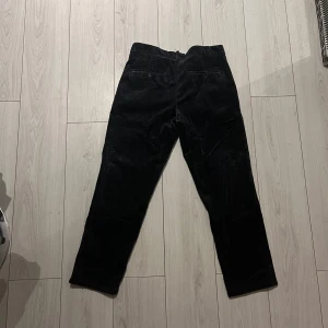 Mörkblåa manchesterbyxor från H&M - Snygga mörkblåa manchesterbyxor från H&M i regular fit. Oanvända 