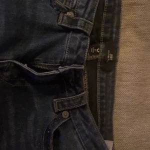 Blå jeans från True Religion - Lågmidjade Bootcut jeans från true religion, storlek 27 säljer då de är för stora. Inga defekter. Priser kan diskuteras