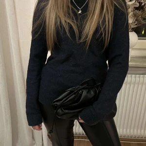 MARINBLÅ stickad💙💙 - jättee fin tröja i marinblå som passar till precis allt🩷