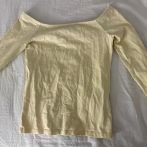  offshoulder topp  - Säljer en offshoulder topp från Gina Tricot. Toppen har långa ärmar och är perfekt för en trendig look. Perfekt för vår och sommar!