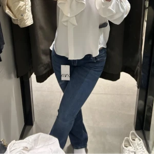 Mörkblå jeans från Zara - Snygga blå jeans från Zara med en lågmidjade passform. De har en bekväm och är i perfekt skick,  men säljes för att jag endast använder högmidjat. Jätte skönt avslappnat jeans material. 