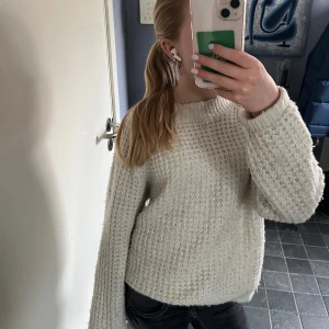 Vit stickad tröja - Säljer en mysig vit stickad tröja. Lite nopprig men annars jättebra skick. Tveka inte att skriva om ni har några frågor!