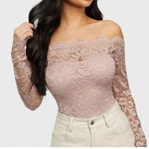 spets body nelly  - beige off shoulder spetsbody i storlek S från nelly