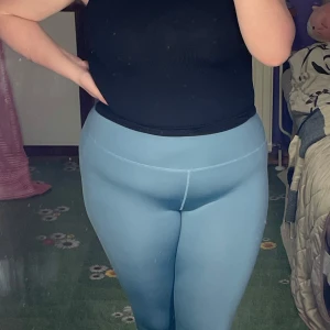 Blå leggings från MLY Sport - Snygga blå leggings från MLY Sport med hög midja och textdetalj på benet. Perfekta för träning eller en aktiv dag. Tillverkade i ett stretchigt syntetmaterial för bästa komfort och passform. Storlek L!