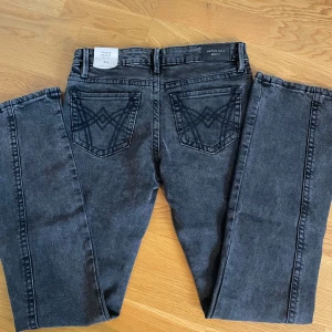 Helt nya bootcut jeans från Gina tricot  - Snygga svarta (färgen heter offblack) bootcut jeans från Gina tricot. De har superfina detaljer på bakfickorna . Perfekta för en avslappnad look med en twist. Säljer dem då storleken är fel men hann inte lämna tillbaka innan tiden på kvittot gick ut. Ordinarie pris är 499 kr men jag säljer dem för 350 kr. 