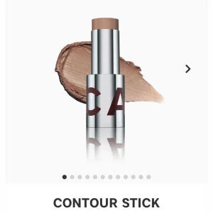 Contour Stick från CAIA - Krämig contour stick i en snygg brun nyans, perfekt för att skulptera ansiktet. Kommer i en stilren silverhylsa med tydlig märkning. Lätt att applicera och blanda för en naturlig look.