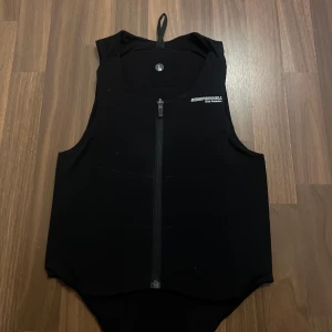 Svart skyddsväst från Komperdell - Säljer en svart skyddsväst från Komperdell med dragkedja framtill. Västen är designad för att ge extra skydd. Sparsamt använd så fint skick. Modell är junior men passar mig perfekt som brukar ha storlek S. Köptes för 2500kr 💗