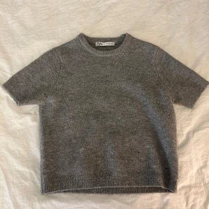 Stickad t-shirt Zara - Jag säljer min stickade kortärmade tröja från Zara i st M, den är liten i storleken och är perfekt för mig som brukar ha st S🥰Säljer för att jag inte längre använder den, men den är såå snygg och skön. Kontakta mig vid intresse/frågor🫶🏼🫶🏼