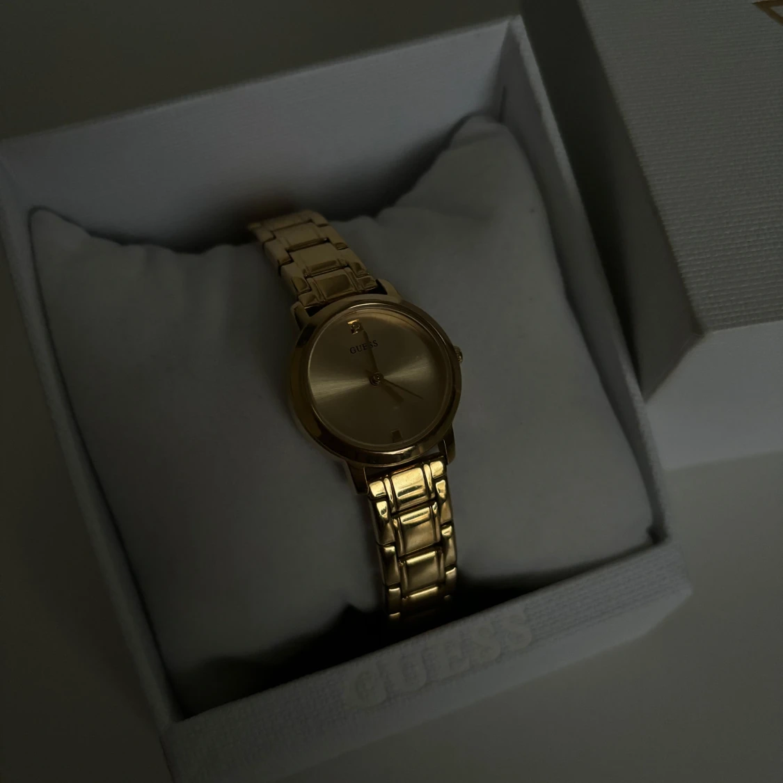 Guldfärgad klocka från Guess! - 1