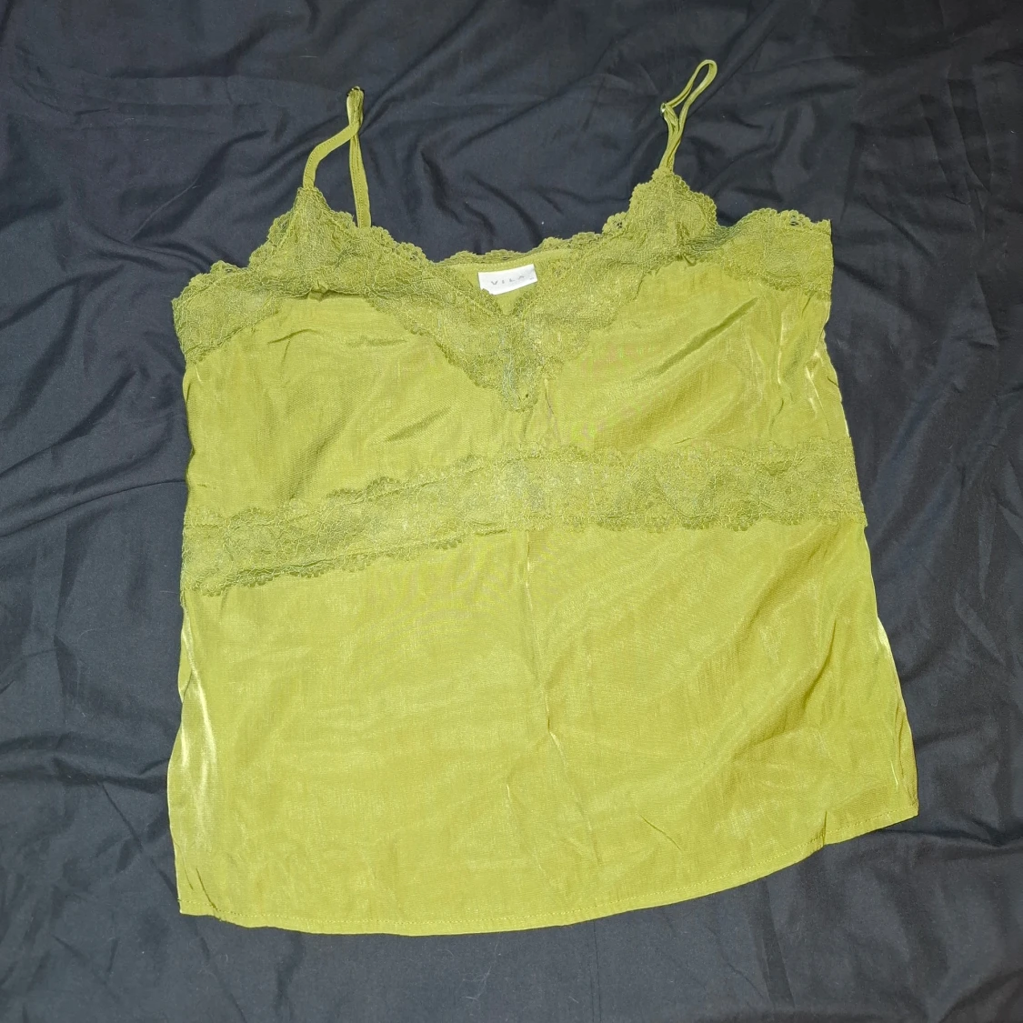 Grön linne med spetsdetaljer