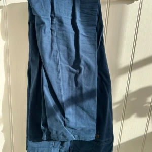 Oanvända John Henric chinos marinblå - Helt oanvända John Henric chinos marinblå. Bild nummer 1 speglar inte riktigt färgen (tror det beror på ljuset se därav bild nummer fyra. Säljer 8 par chinos och linnebyxor i samma storlek och olika färger så vänligen se min sida för fler färger, vid köp av flera par fixar jag en riktigt go deal! De är förhållandevis små i storleken. w36 är ungiefär 34 i vanliga storlekar.