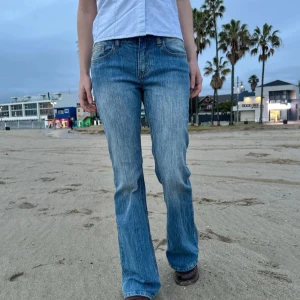 Blå bootcut jeans - Snygga ljusblå bootcut jeans från brandy melville. Är den äldre versionen av jeansen som säljs just nu och är därför lite ljusare och har en mer ”dirty look”
