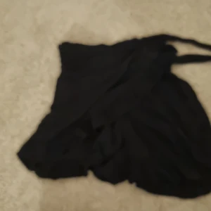 Kjol  - Jag säljer dessa dem är för små för mig och köp inte via instabox vet inte hur de funkar bara postnord💕