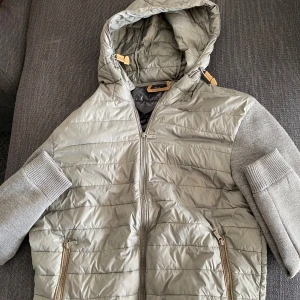 Massimo dutti cardigan  - Massimo dutti cardigan i bra skick.                           Storlek Large men den är något liten i storleken så passar mer som en Medium. 