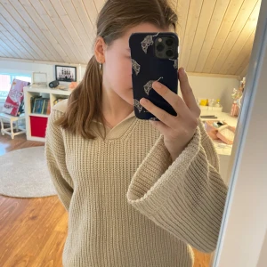 Beige stickad tröja från Shein - Säljer en mysig beige stickad tröja från Shein. Tröjan har en v-ringad design och långa ärmar med en lös passform.💗