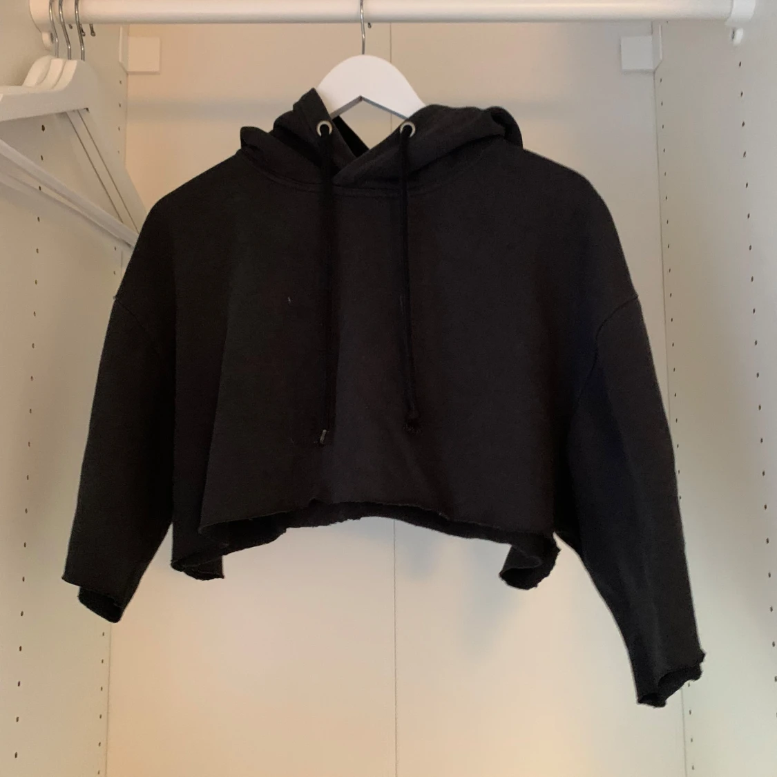 Svart croppad hoodie med tre kvarts ärmar