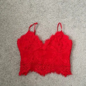 Röd spetslinne  - Säljer ett rött spetslinne som passar bra till allt, oanvänd och storlek xs. Pris går att diskuteras, för fler bilder eller frågor skriv privat💕