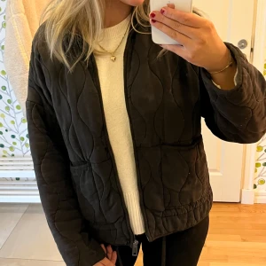 Vårjacka - Säljer en superpopulär svart vårjacka från zara. Vet ej om den säljs längre men köpte den förra året för 900. Skriv om frågor🩷