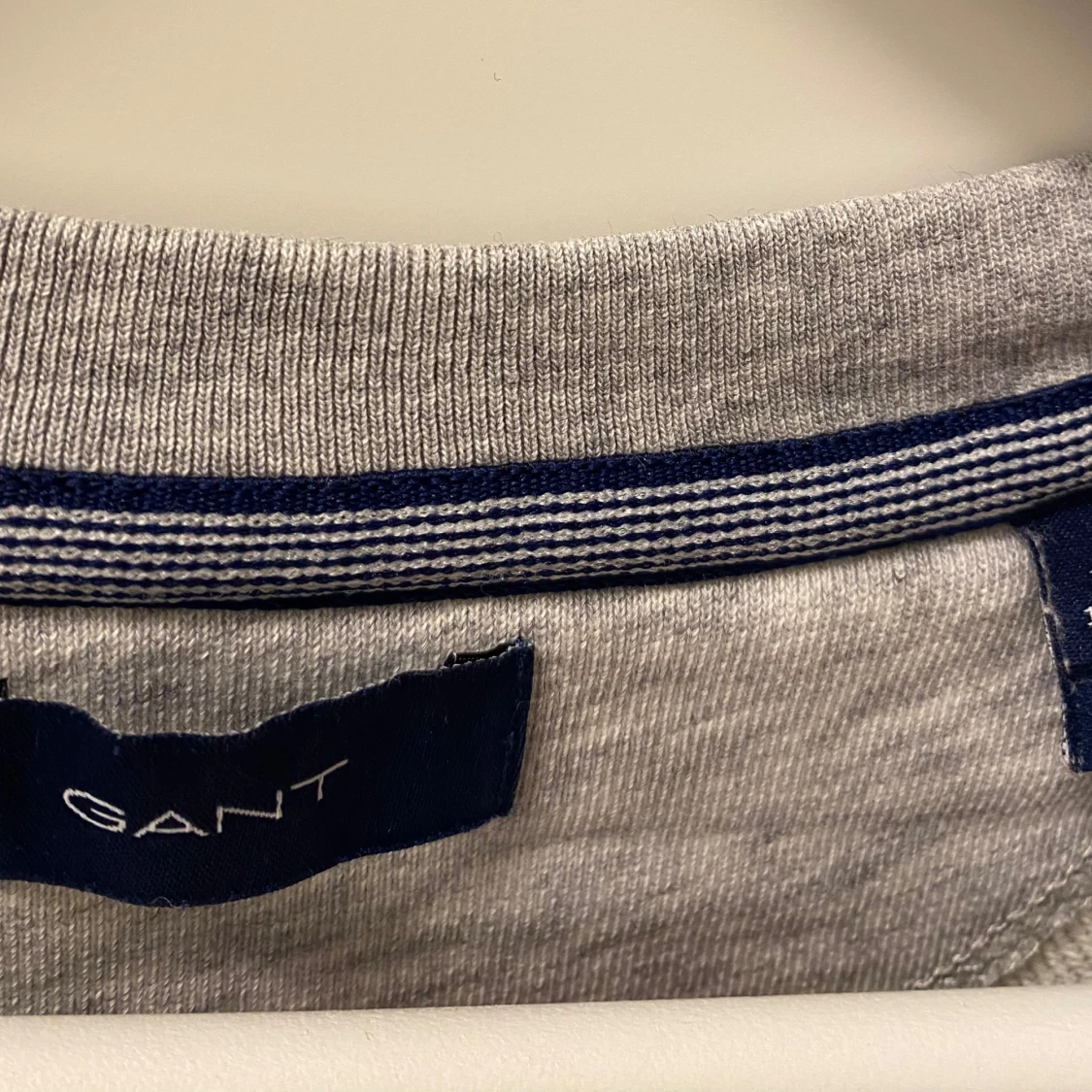 Grå sweatshirt från GANT stl 176 - 2