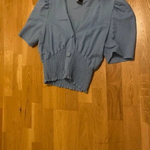 Blå tröja med puffiga armar - Jätte fin tröja!